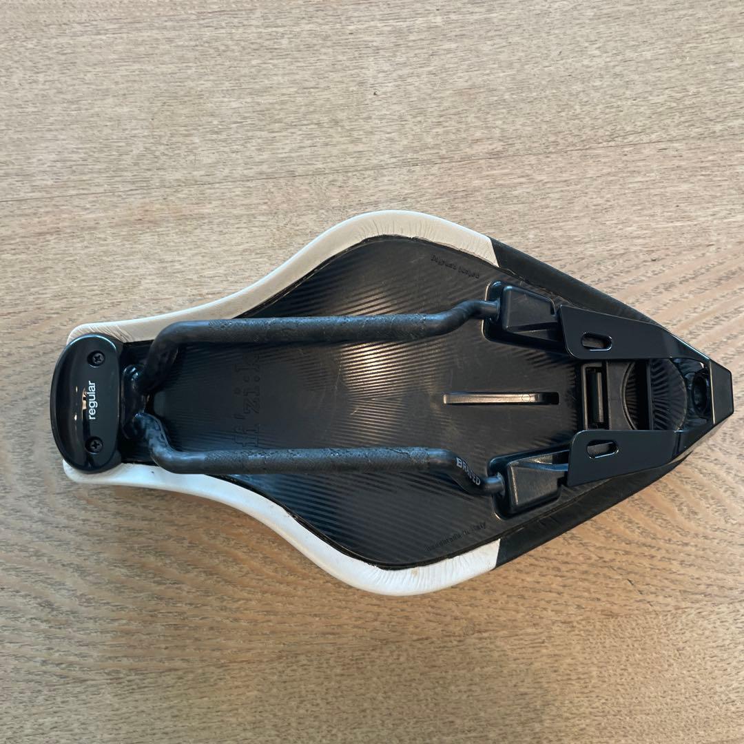 fi'zi:k Mistica カーボンブレイデッド サドル