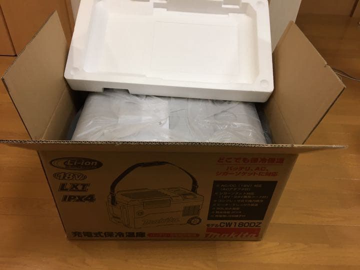 マキタ クーラーボックス　充電式保冷温庫 CW180DZ 送料込み