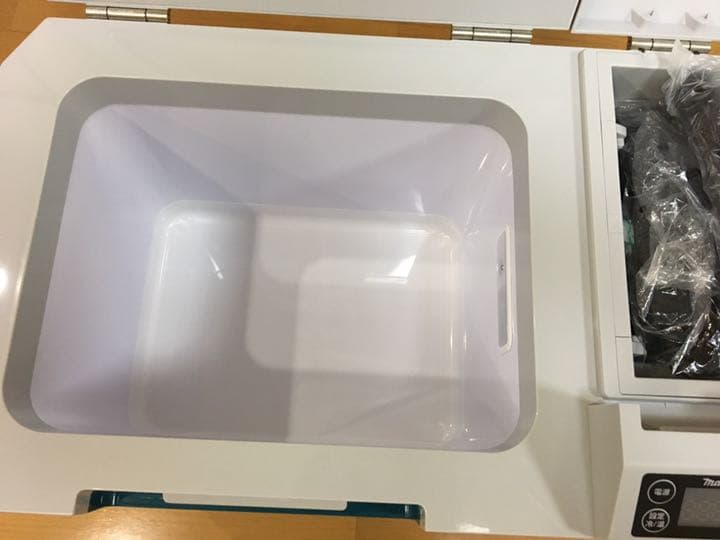マキタ クーラーボックス　充電式保冷温庫 CW180DZ 送料込み