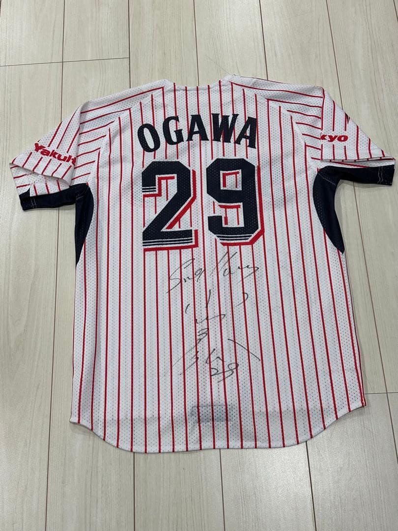 ヤクルトスワローズの小川選手 直筆前後サイン入り ユニフォーム