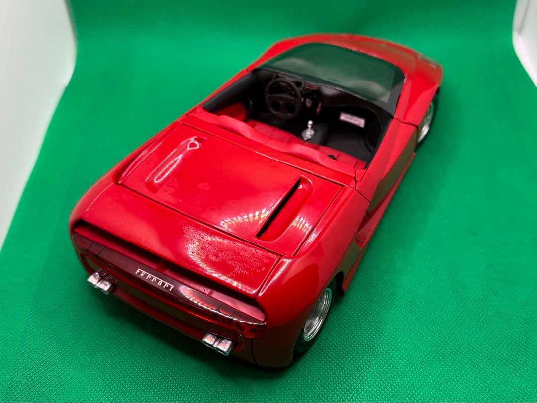 Ferrari Mythos 1/18スケール ミニカー 赤