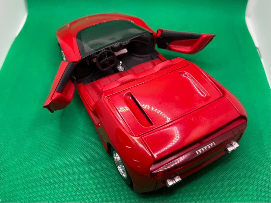 Ferrari Mythos 1/18スケール ミニカー 赤
