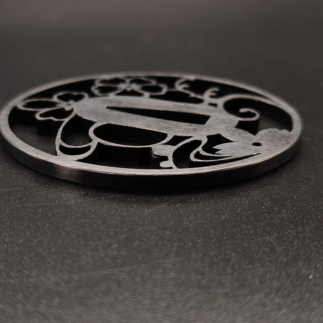 刀鍔　流れ桜の図　鉄製　金工品　細工　職人作　日本刀装具　鍔　つば　刀剣美術