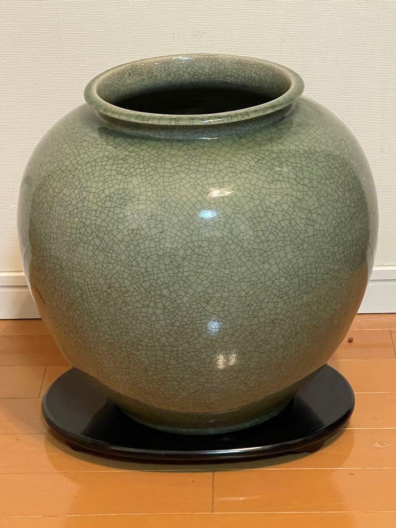 古い大堀相馬焼骨董希少品。特大，大形冰裂開片壺　描金奔馬柄。希少美品。