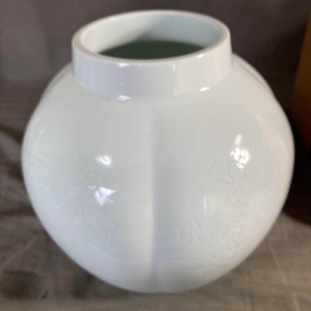 【奥川俊右衛門】白磁の伝統　日本の銘窯　奥川俊右衛門作　白磁花彫文　花瓶