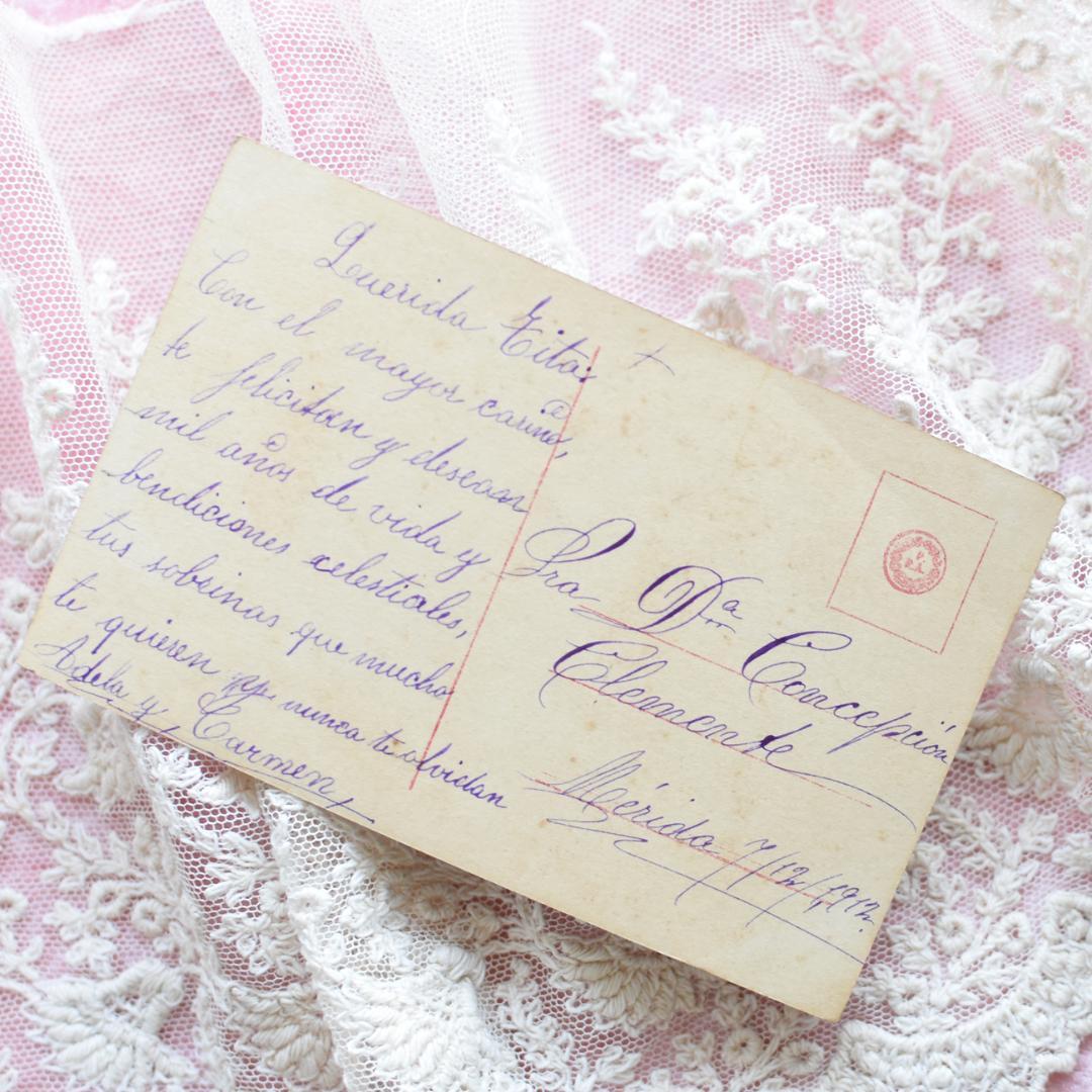 アンティークポストカード　お人形とテディベアとおしゃべりの可愛い少女　1912年