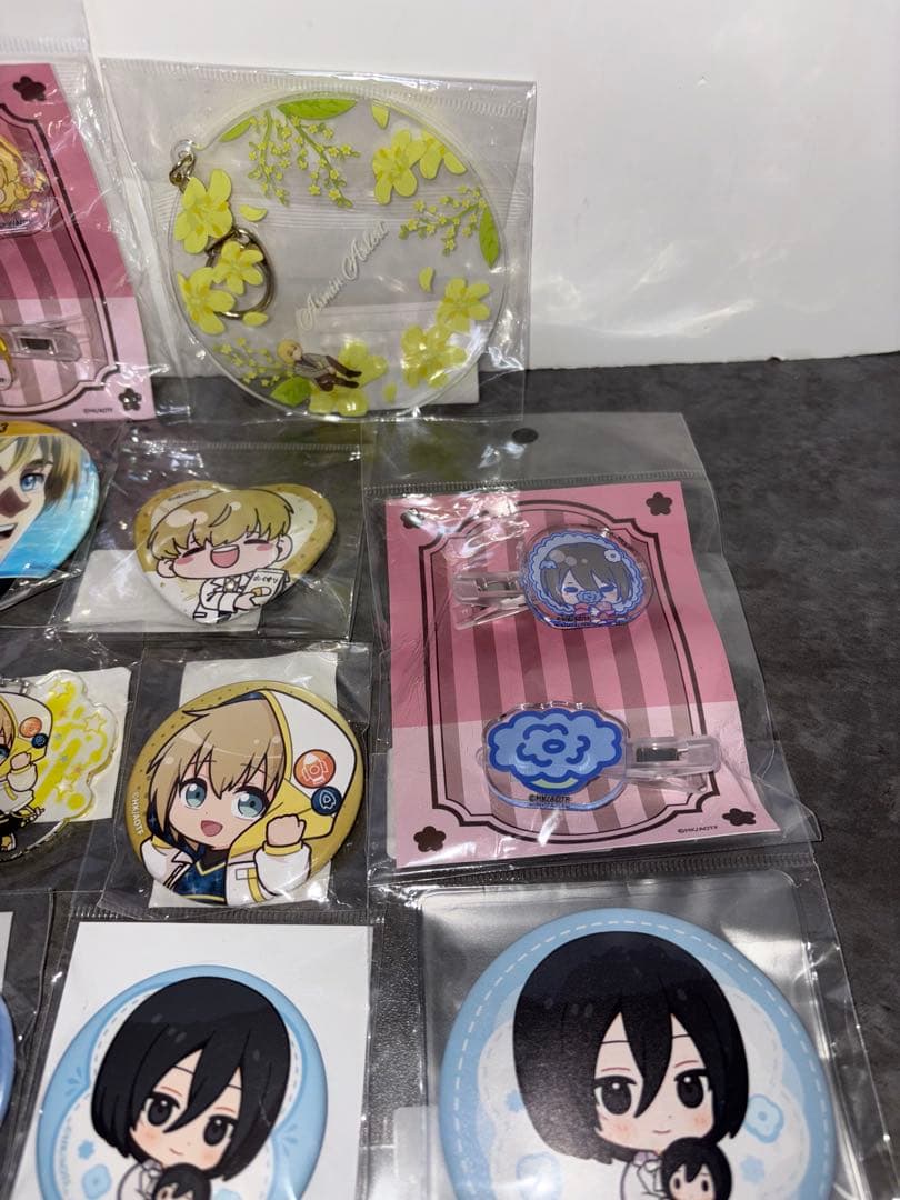 進撃の巨人　グッズ　まとめ売り　アクリルキーホルダー　缶バッジ