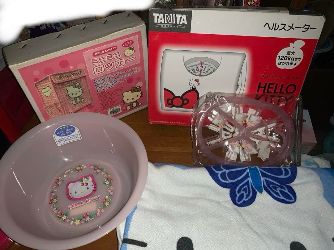 ハローキティ　カオハナミニハンガー　ミニロッカー　体重計　タオル　桶