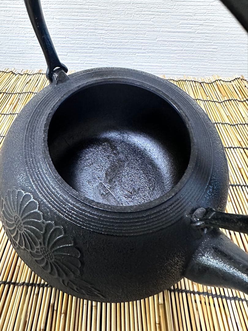 未使用品、供箱、栞付　南部及春南部宝星堂造　２２型　平丸菊　鉄瓶　南部鉄瓶