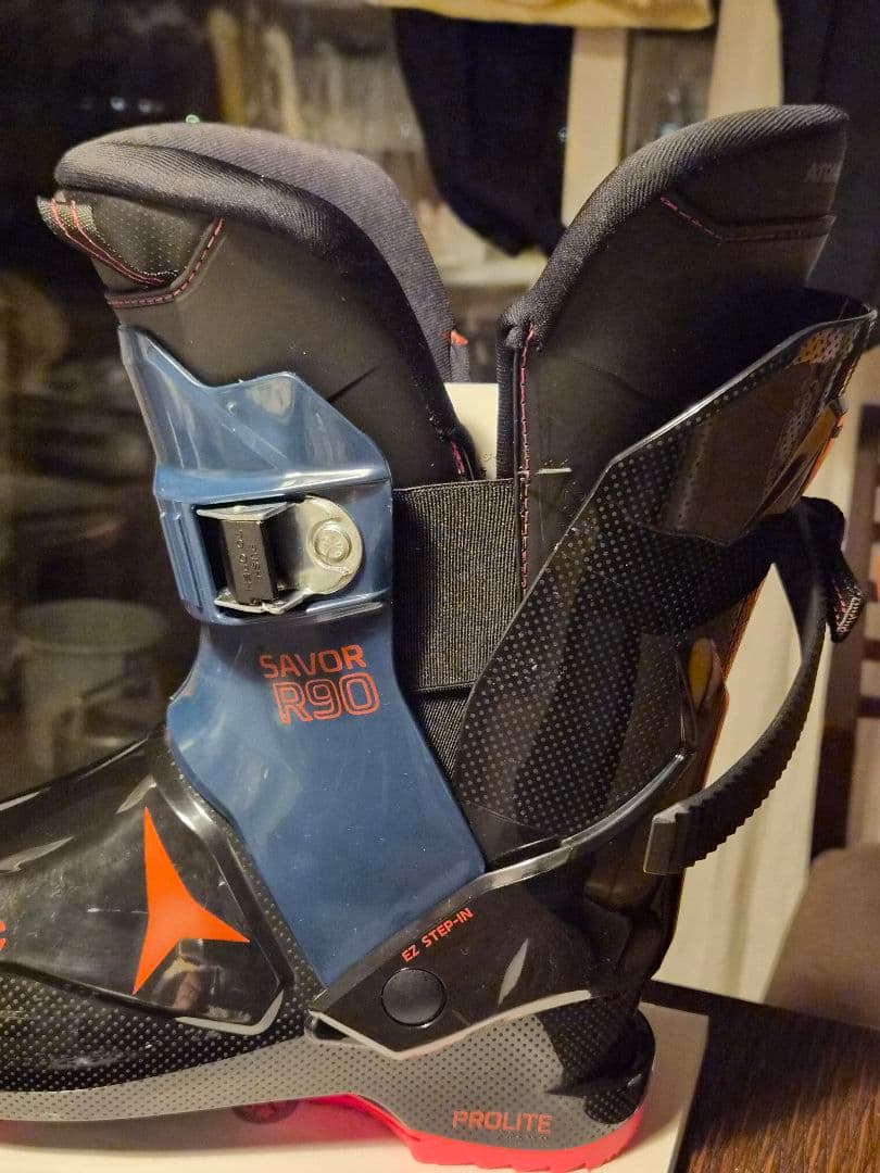 ATOMIC スキーブーツ Savor R90（サイズ 25/25.5）