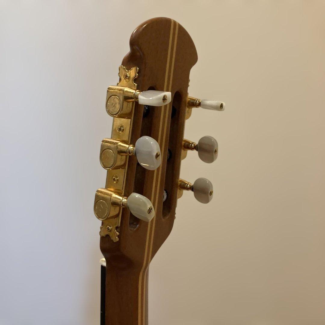 Ovation 1713 Classicギター ハードケース、弦2本付