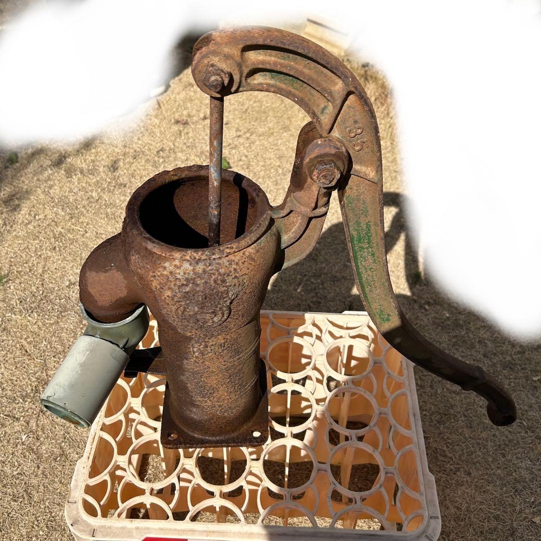 手押し井戸ポンプ　レトロ井戸ポンプ　ガッチャンポンプ　ジャンクガーデン　昭和