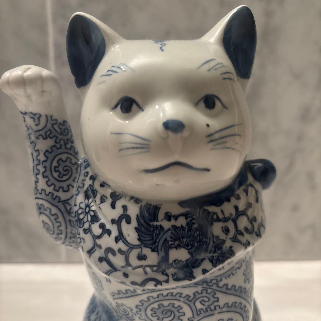 アンティーク　瞳やまつ毛、ヒゲ、体の唐草模様が美しい陶磁器の招き猫
