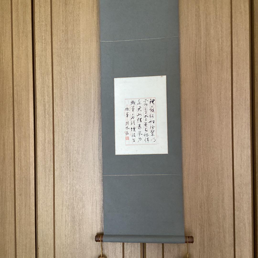 服部担風作　　七言絶句　　紙本掛軸一幅　　自題箱　　軸先は特製木