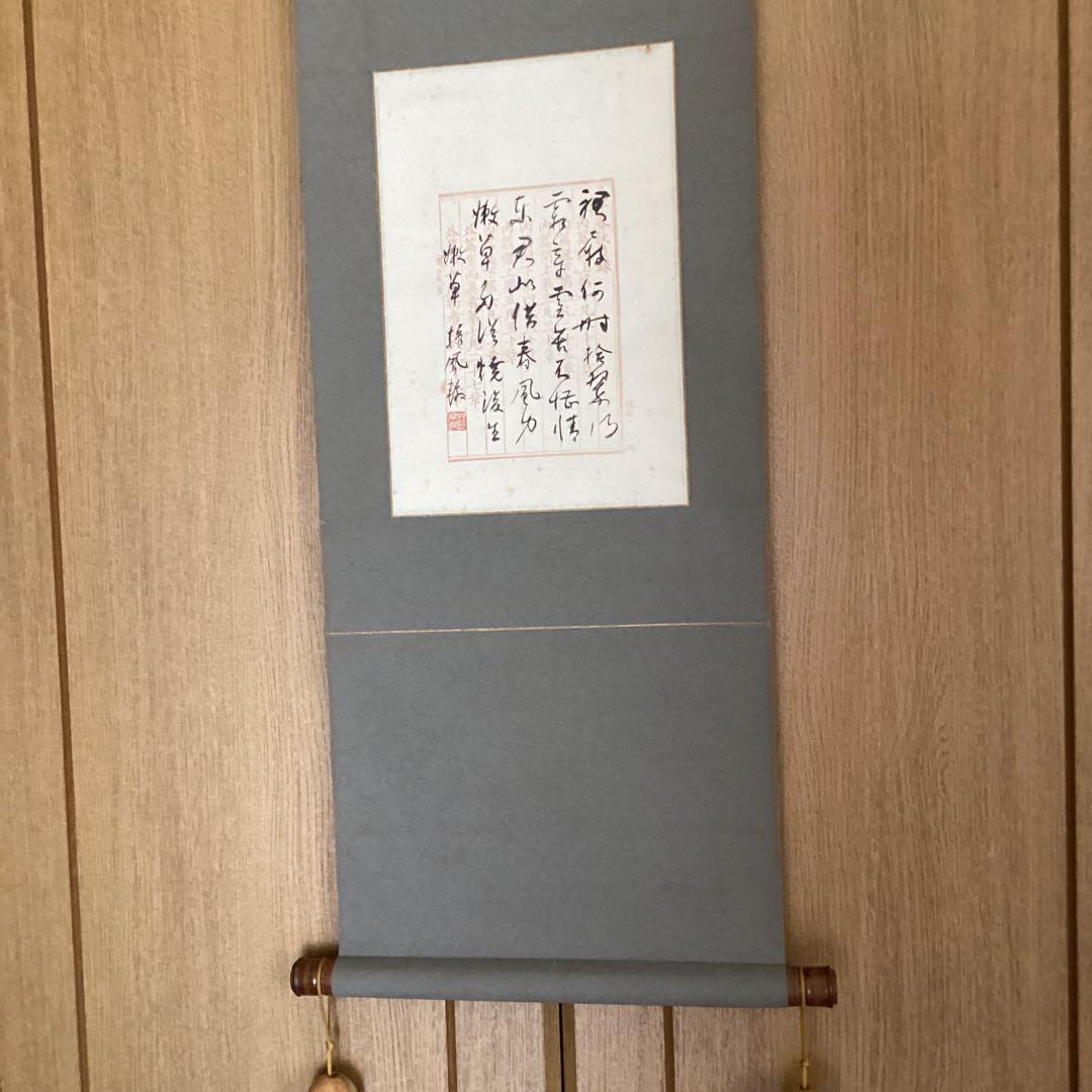 服部担風作　　七言絶句　　紙本掛軸一幅　　自題箱　　軸先は特製木