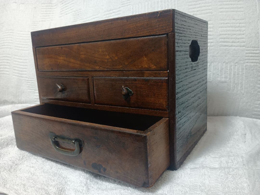 唐木の時代物箪笥(硯箱) 上の引き出右左押て出ます とても可愛ナスのすまみ付