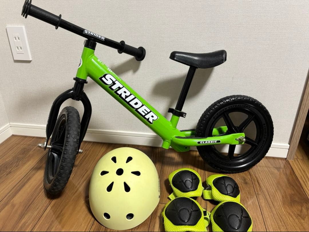 ストライダー　クラシックモデル12インチ　ヘルメット&膝肘プロテクター付き