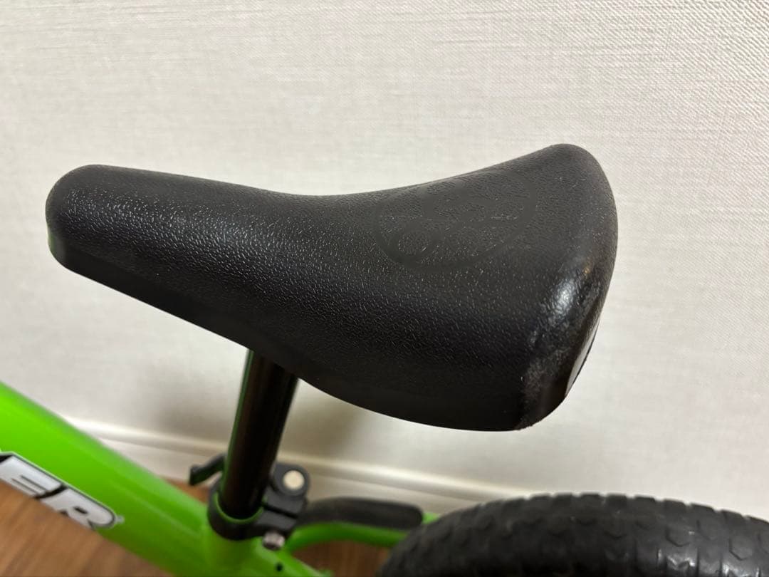 ストライダー　クラシックモデル12インチ　ヘルメット&膝肘プロテクター付き