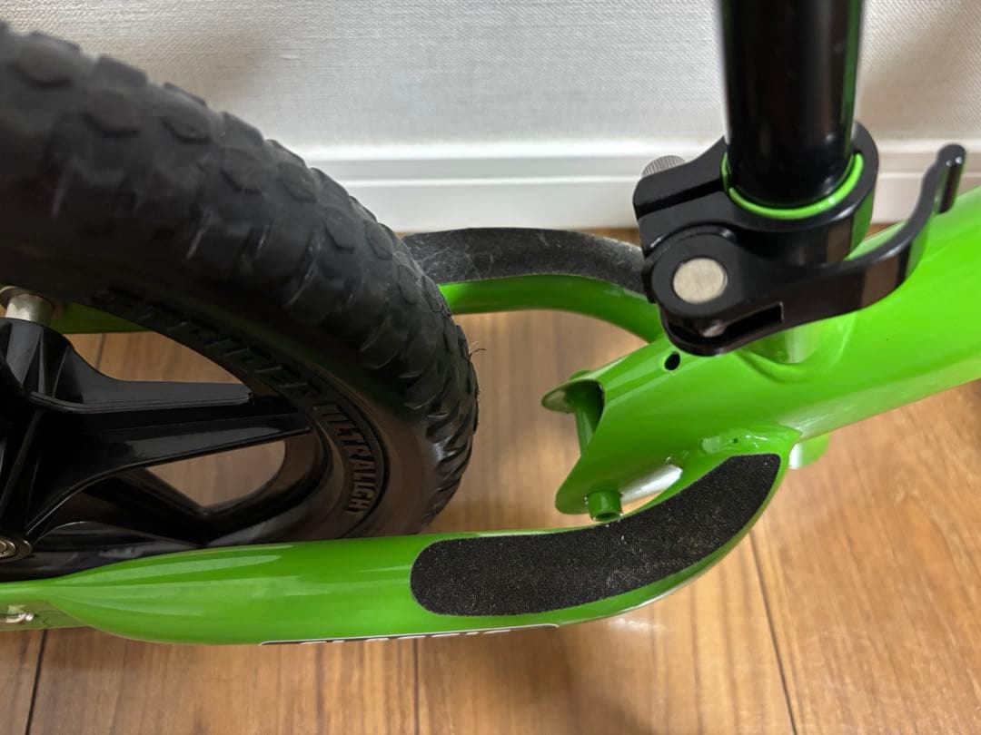 ストライダー　クラシックモデル12インチ　ヘルメット&膝肘プロテクター付き