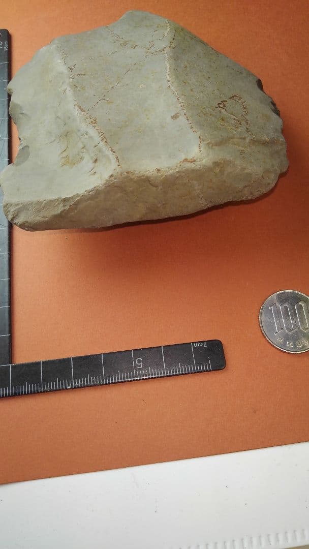 半磨製石器(出土品)　(約10㎝×約10㎝×約2・5㎝)