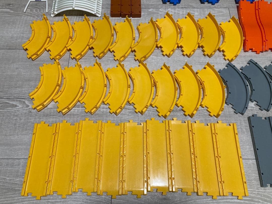 トミカ どうろセット３種類＋橋脚・どうろ等30点以上追加