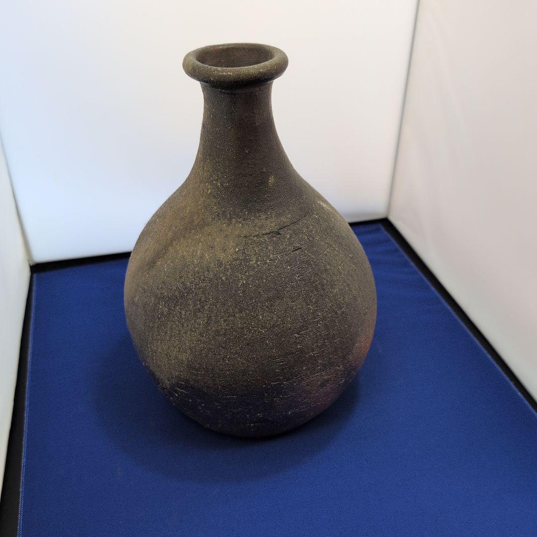 ダークブラウン陶器の壺