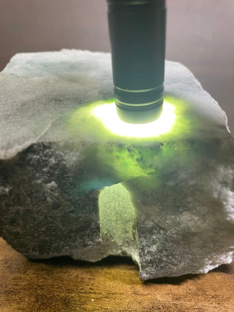 約2300g 糸魚川 翡翠 良質 緑黒