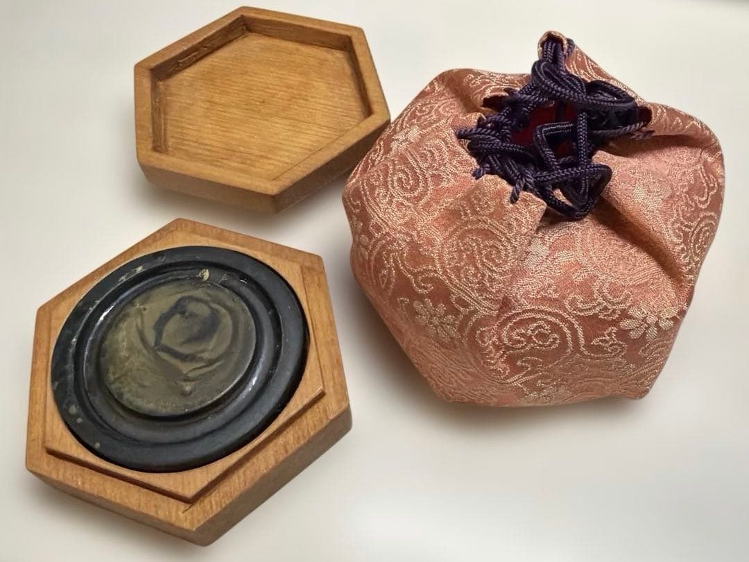 366◆1990年代の高級携帯硯セット（６角形状、巾着袋付き）