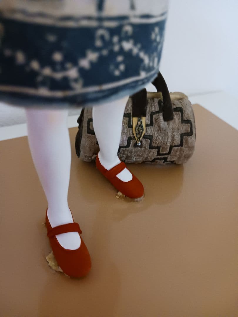 アーティストによる創作人形陶器 　テーマ「赤い靴」