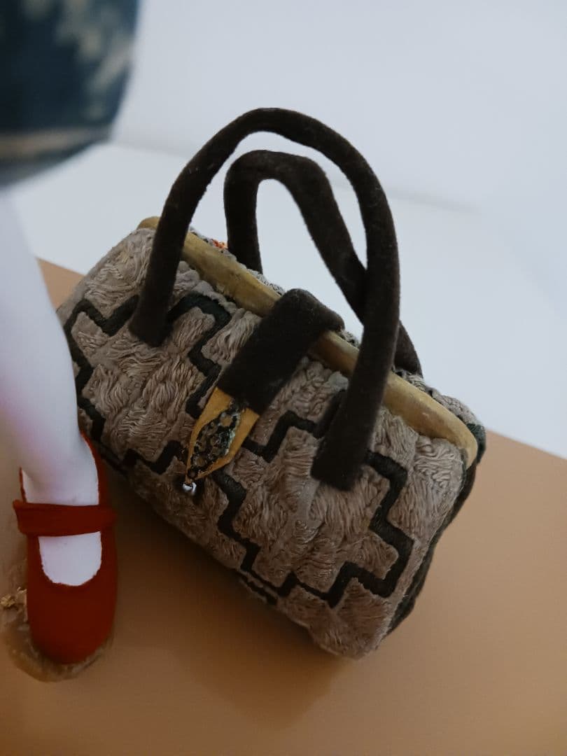 アーティストによる創作人形陶器 　テーマ「赤い靴」