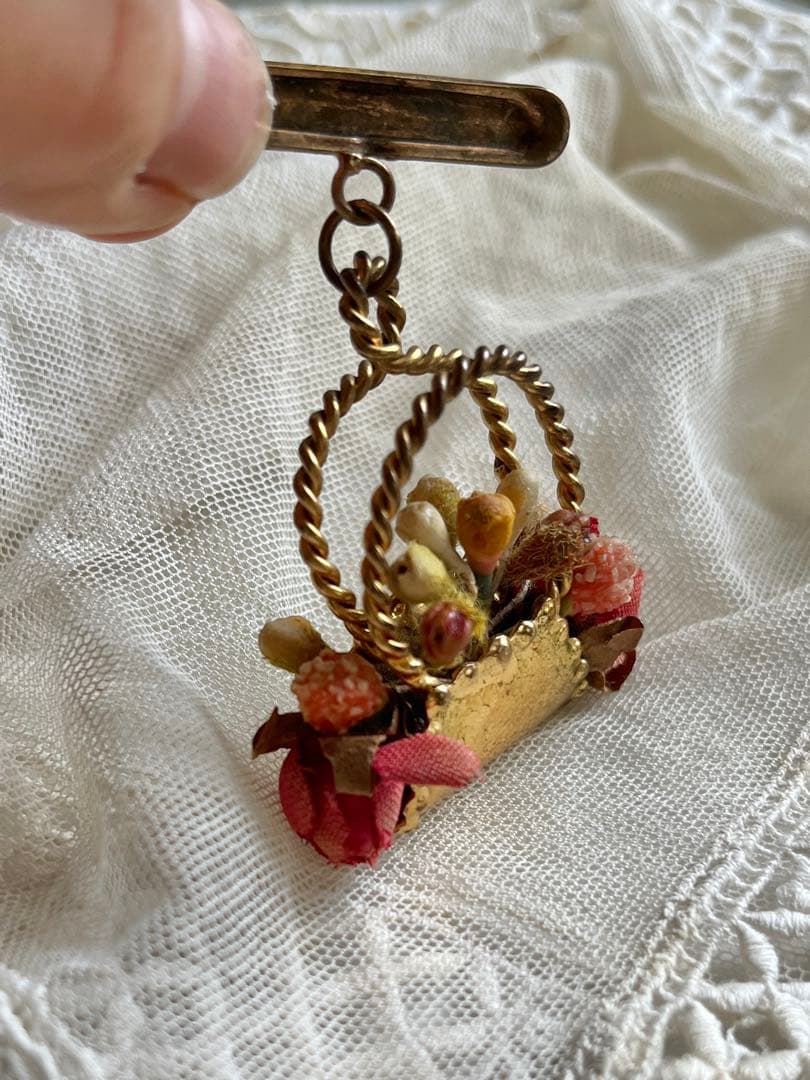 ◆フランスビンテージ｜アクセサリーBブローチ布花ピンクローズブーケ籠コサージュ