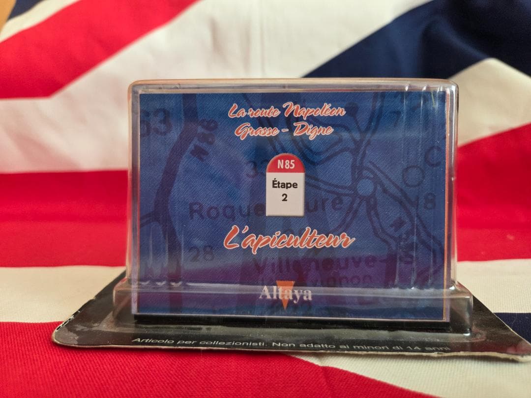 ジオラマケースミニクーパー２台★女王陛下の００７　養蜂家のミニバン　ローバーミニ