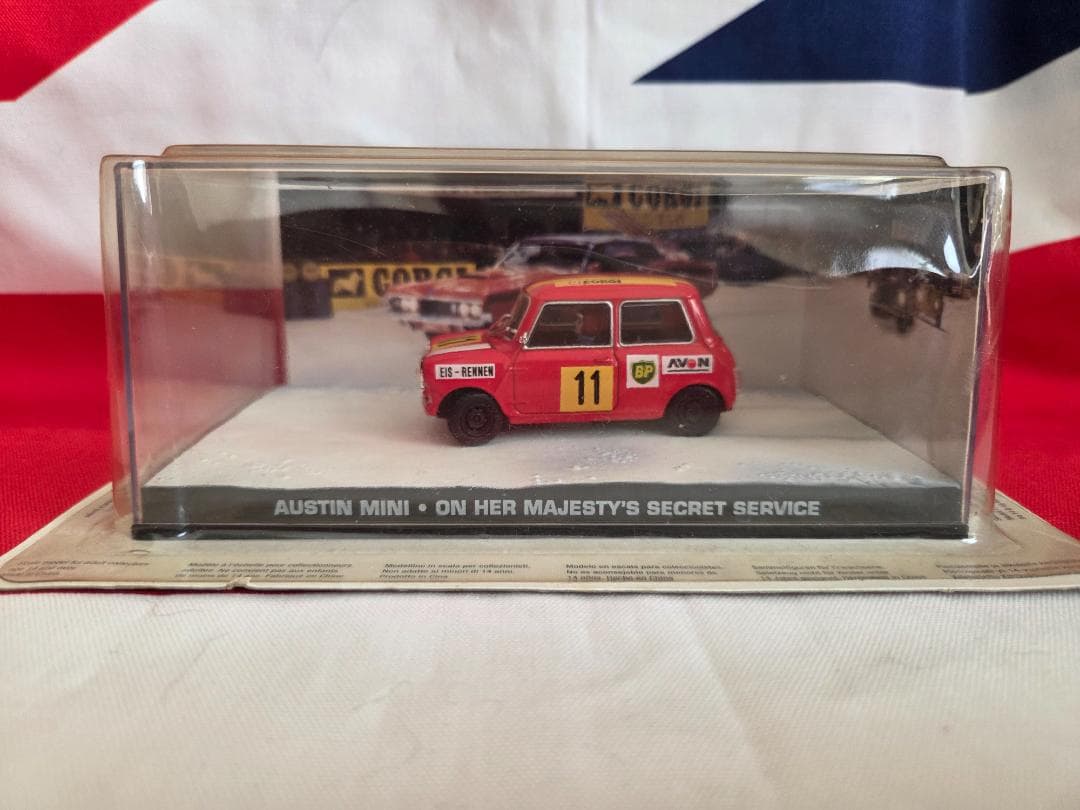 ジオラマケースミニクーパー２台★女王陛下の００７　養蜂家のミニバン　ローバーミニ