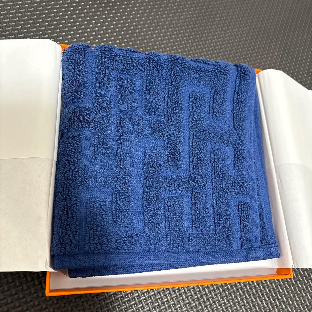エルメスHERMES ネイビー タオル　カレ・タオル 《ステアーズ》