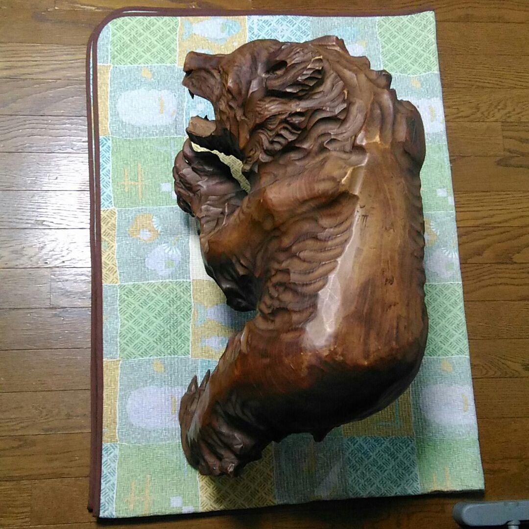 大きな熊一刀彫り