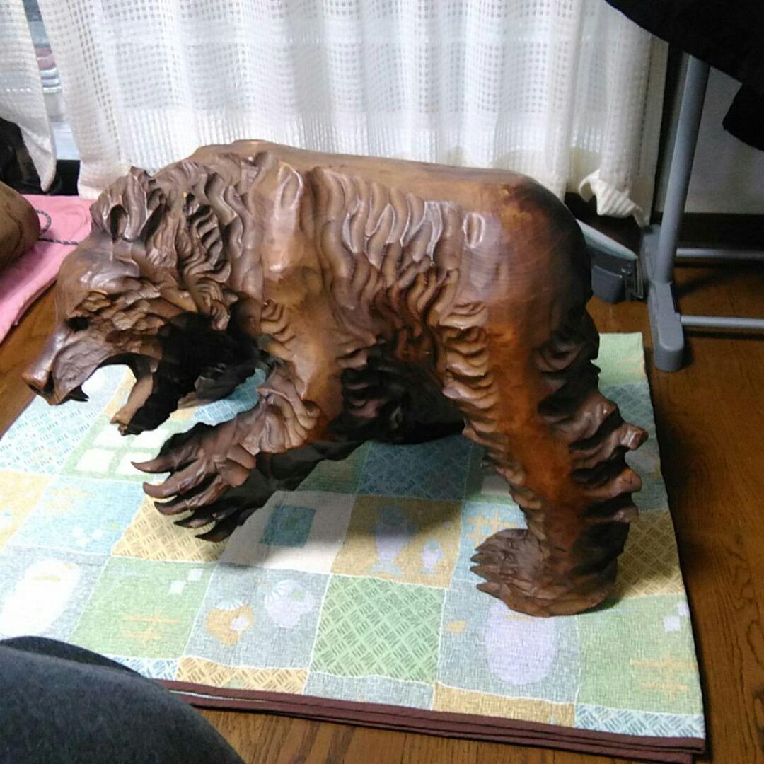 大きな熊一刀彫り