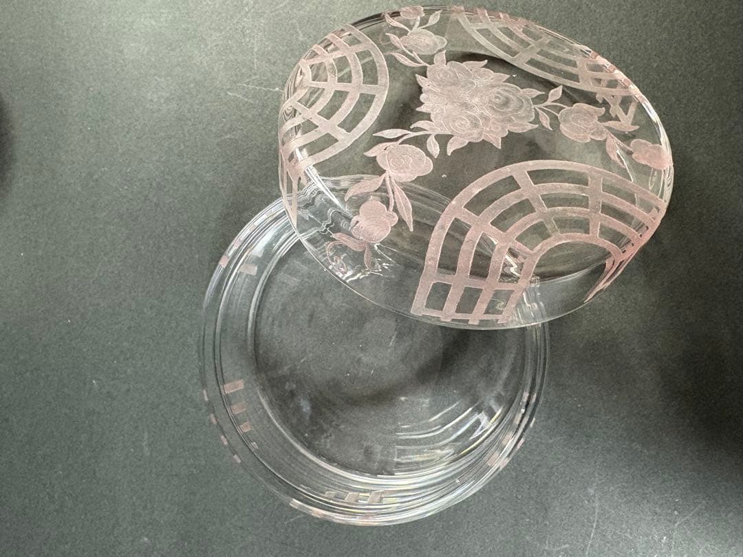 アンティークバカラピンク花柄パウダーケースと香水瓶 当時のケース付き。