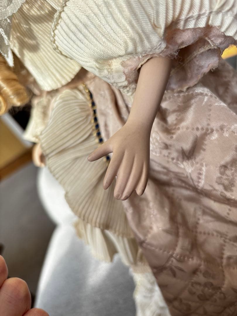 フリル装飾のドール