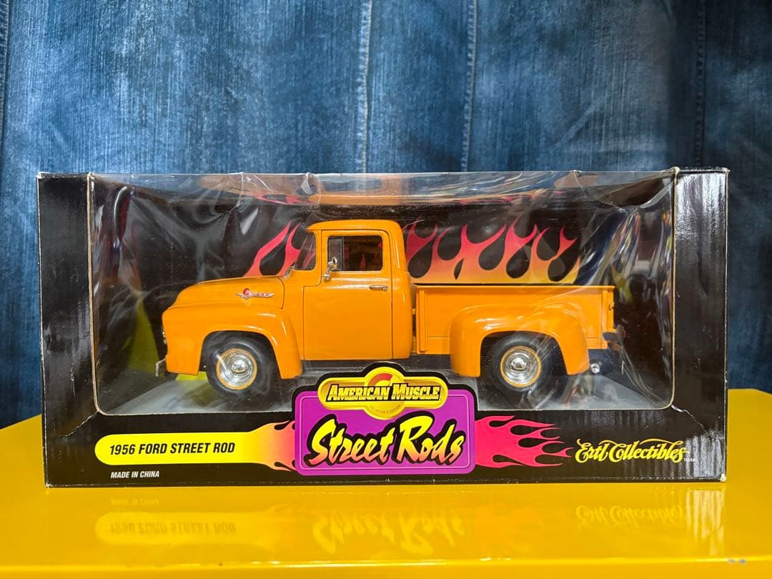 1/18 1956 フォード　ストリートロッド　パンプキン 色オレンジ