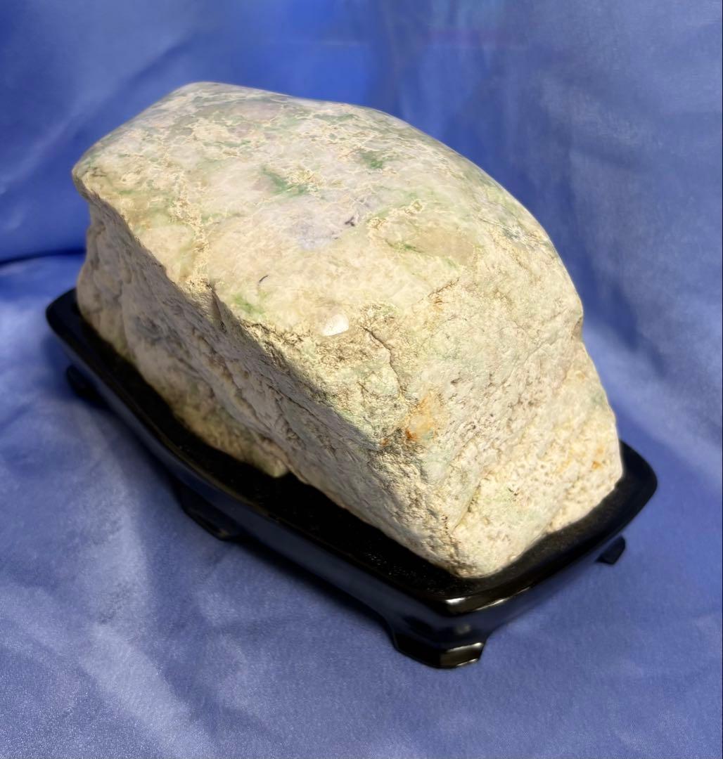 糸魚川産 翡翠原石 （２ｋｇ超）台座付