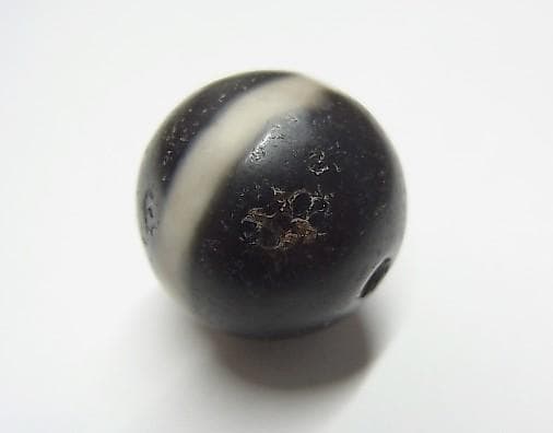 ★K2501★アンティーク　白帯　19ミリ　丸ビーズ　護符アミュレット　薬師玉