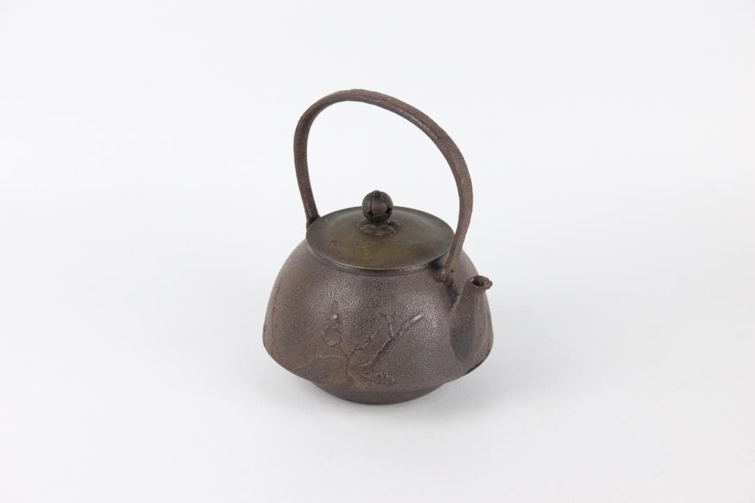 梅樹梅花文 古鉄瓶　鉄瓶　容量約900ml 茶道具　湯沸　煎茶道具 EG21-6