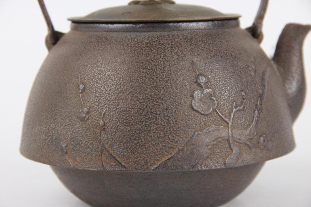 梅樹梅花文 古鉄瓶　鉄瓶　容量約900ml 茶道具　湯沸　煎茶道具 EG21-6