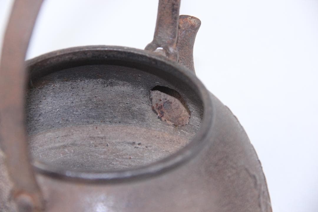 梅樹梅花文 古鉄瓶　鉄瓶　容量約900ml 茶道具　湯沸　煎茶道具 EG21-6