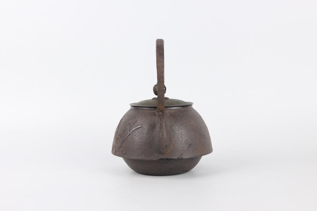 梅樹梅花文 古鉄瓶　鉄瓶　容量約900ml 茶道具　湯沸　煎茶道具 EG21-6