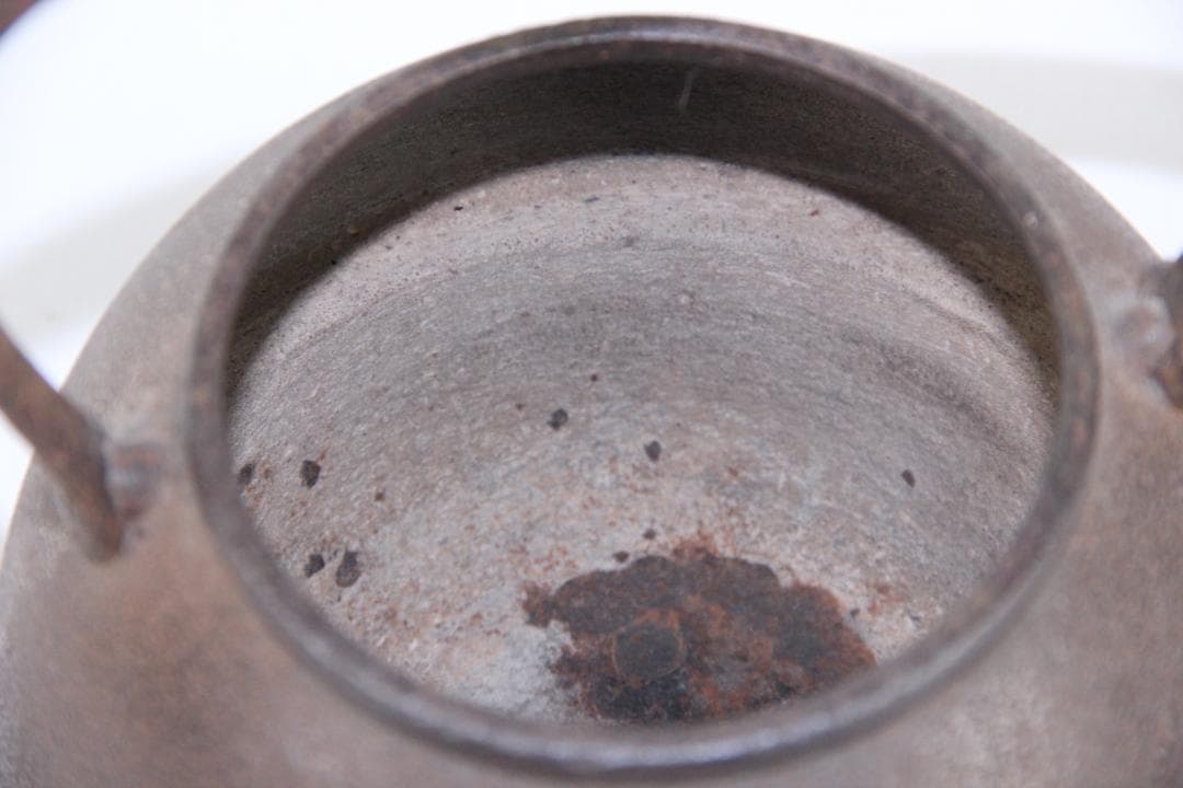 梅樹梅花文 古鉄瓶　鉄瓶　容量約900ml 茶道具　湯沸　煎茶道具 EG21-6