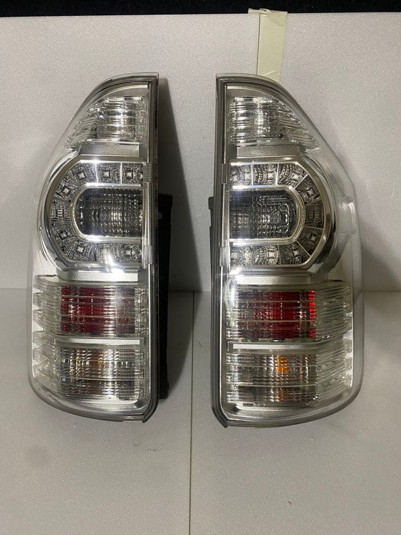 トヨタ ヴォクシー 70系 後期 純正LEDテールライト 左右セット