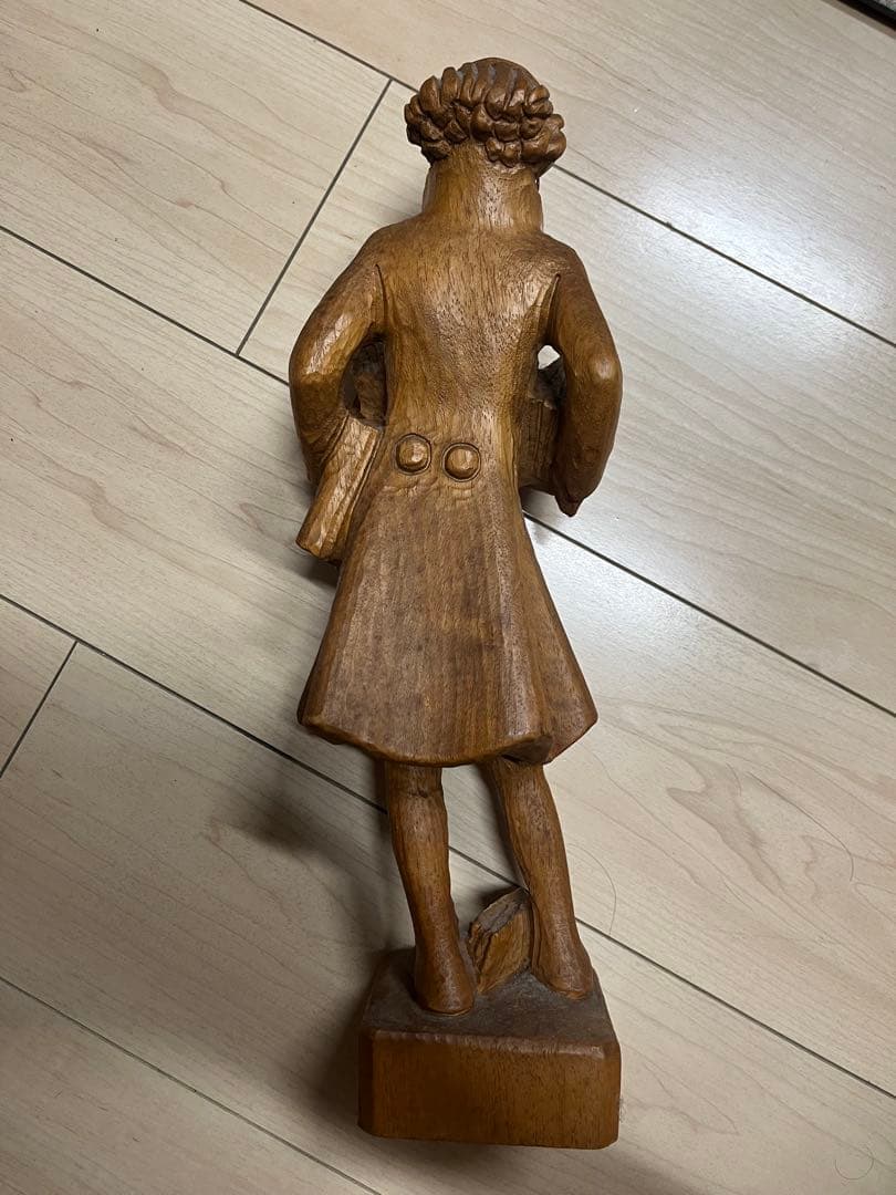 木製彫刻 書籍を持つ人物像　教授