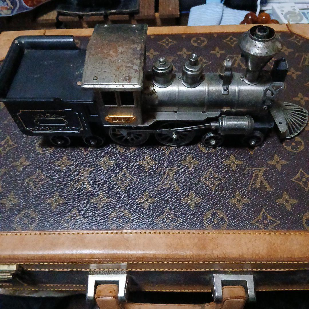 1864年製金属蒸気機関車