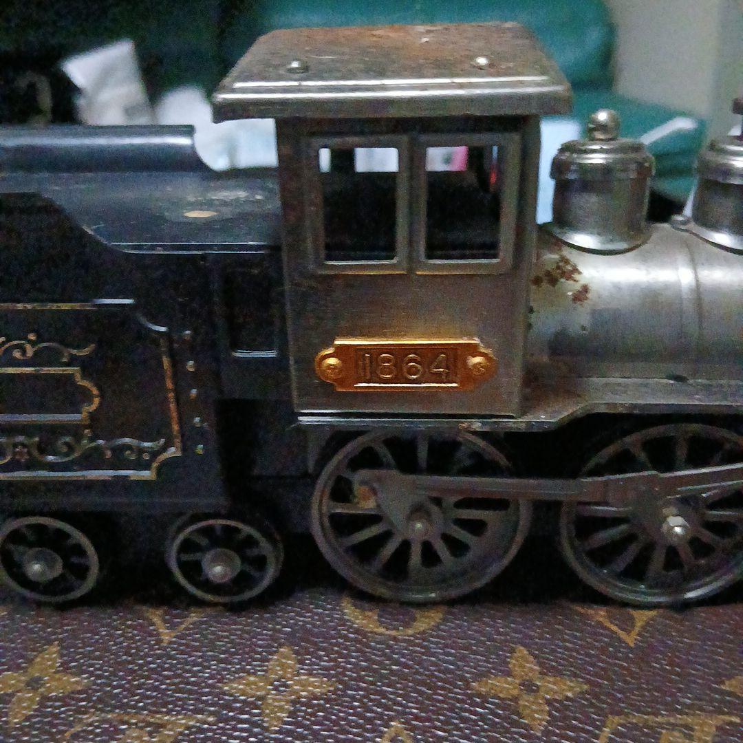 1864年製金属蒸気機関車